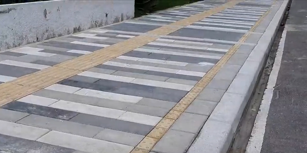 Baldosas podotáctiles: una mejora en movilidad para personas con discapacidad visual