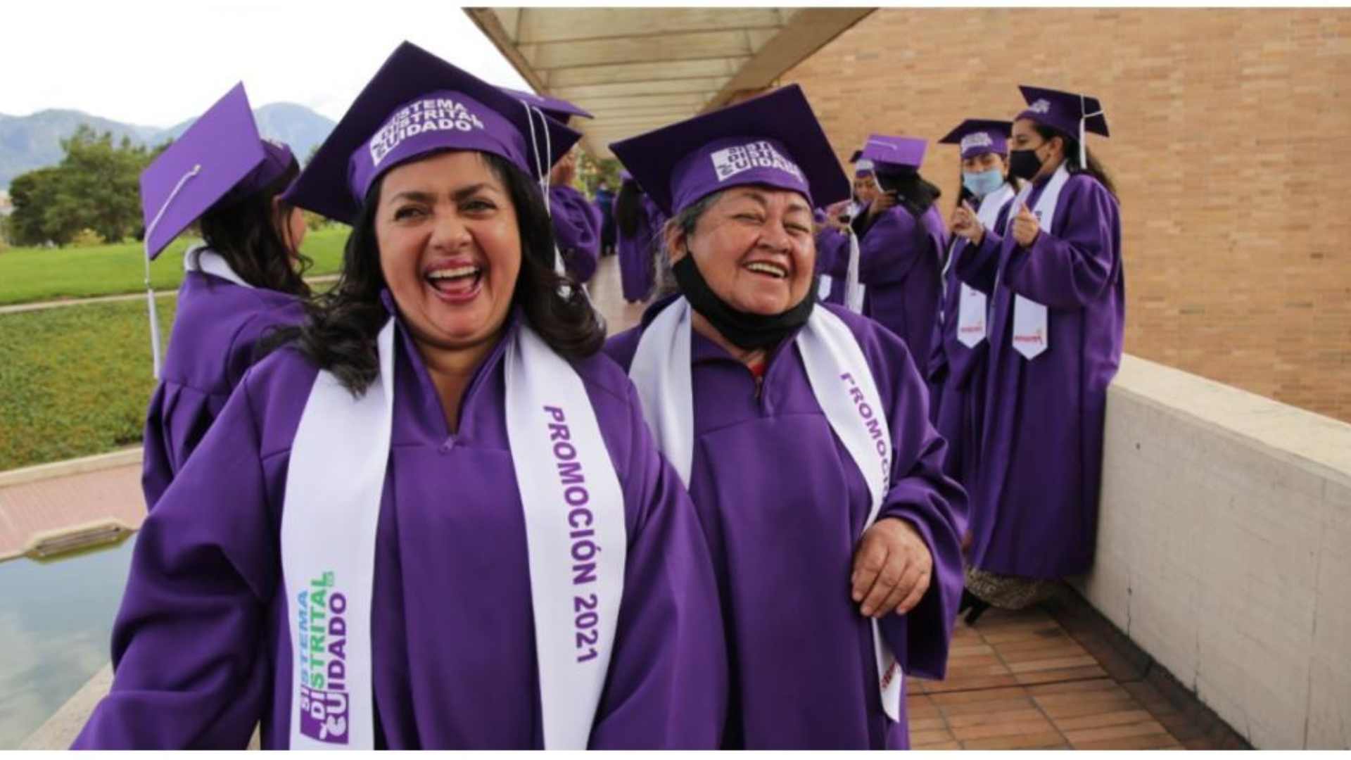 Mujeres de la Manzanas del Cuidado graduándose