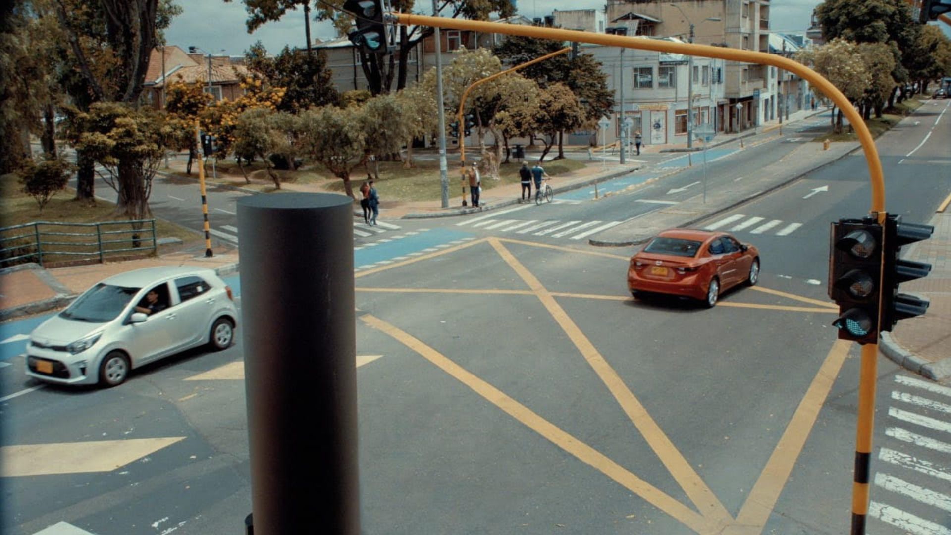 Cámaras para fotomultas en Bogotá: ¿por qué un motociclista les puso señalizaciones reflectivas?