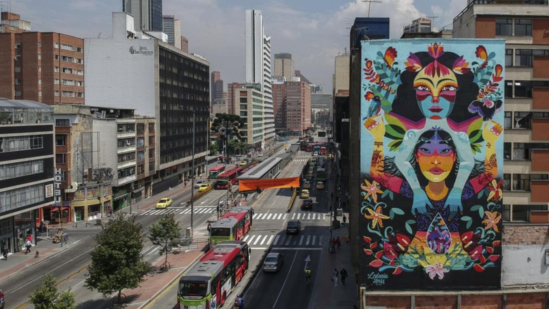 ‘Arte por Bogotá’: la iniciativa para que artistas del graffiti decoren paneles de paraderos de bus