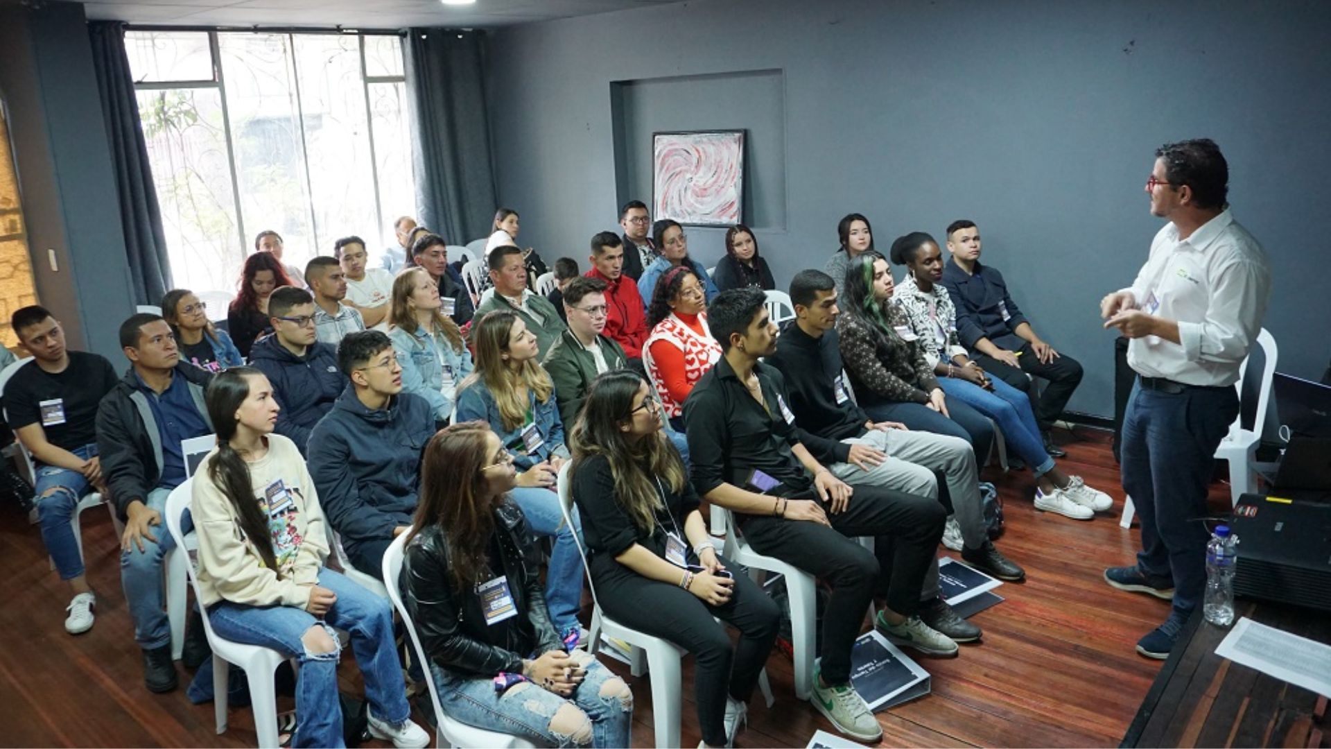 Escuela Distrital de Emprendimiento en Bogotá: capacitación y apoyo para jóvenes emprendedores