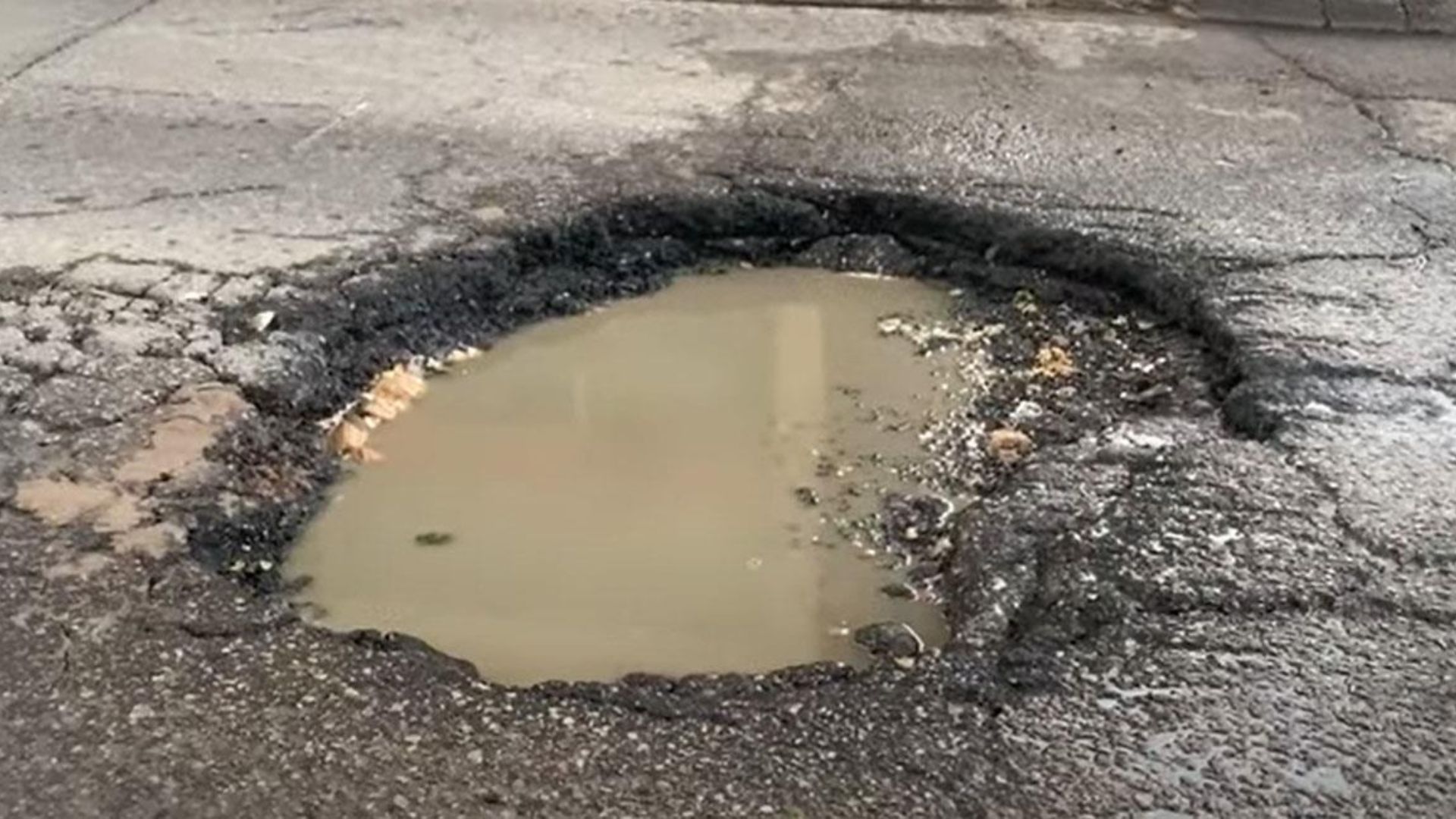 Cerca de 30 mil huecos en vías de Bogotá ponen en riesgo a los conductores