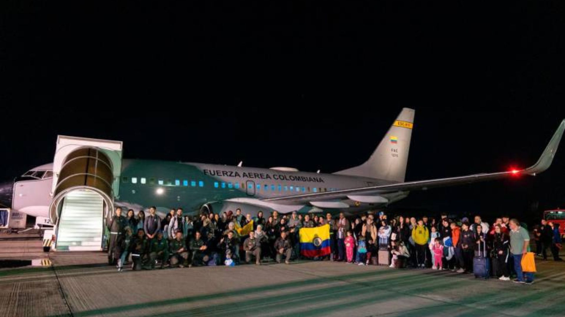 Aterrizó vuelo humanitario con 105 colombianos repatriados de Beirut