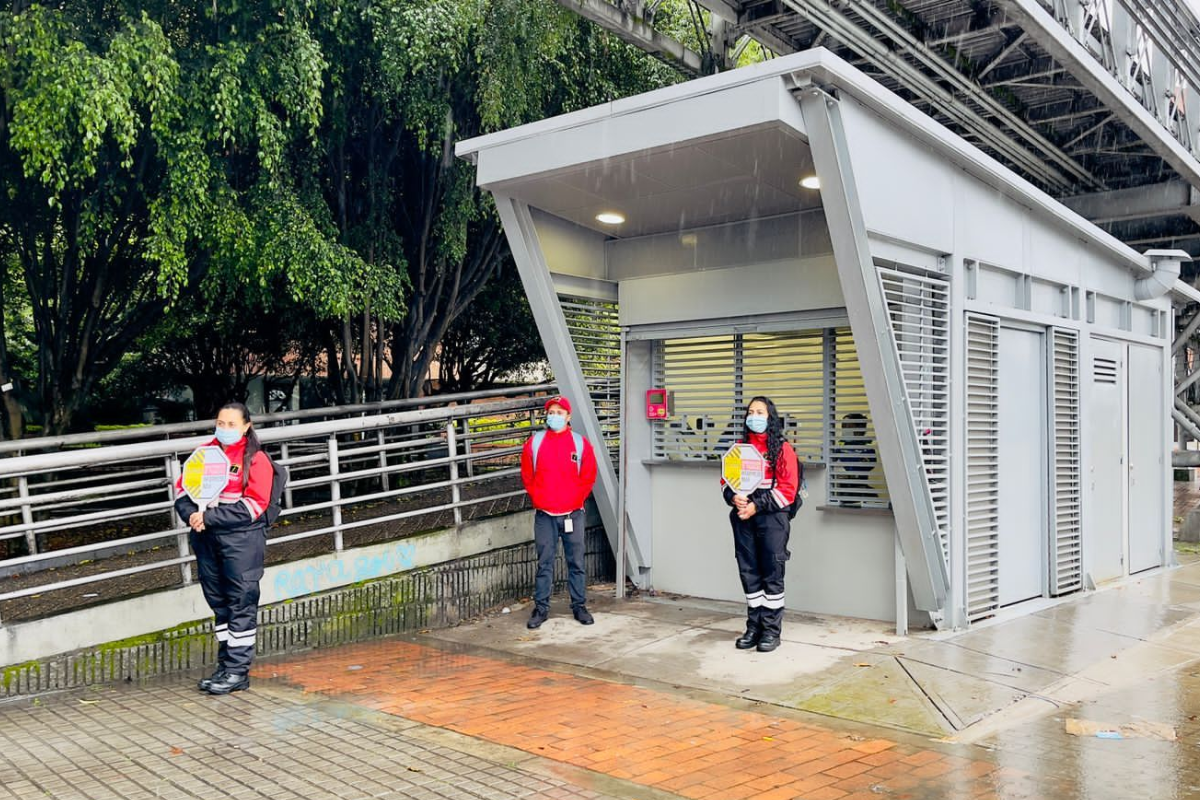 Personas en una estación de TransMilenio