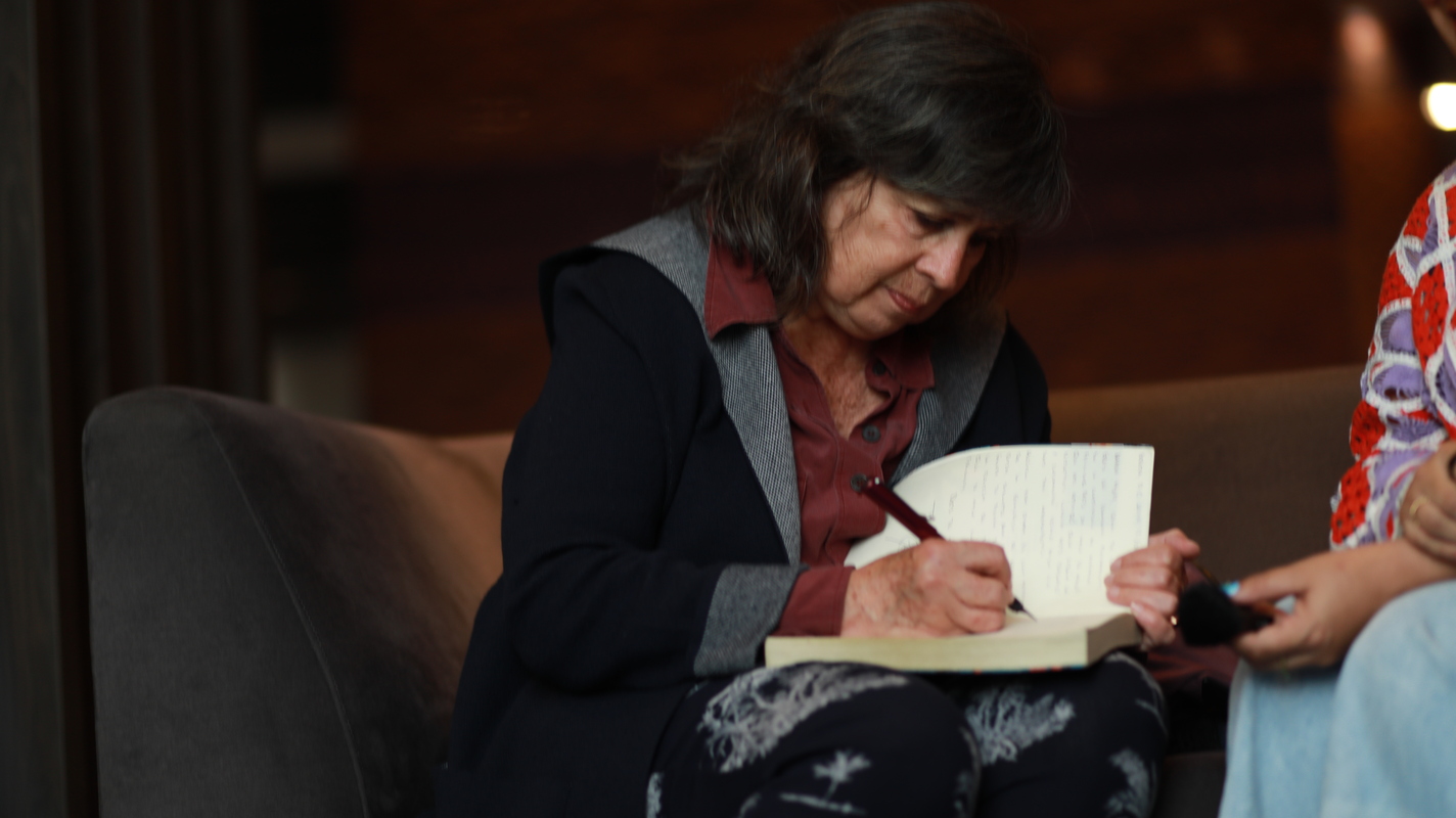 Laura Restrepo reflexiona sobre el poder sanador de la escritura, el impacto de la narrativa femenina