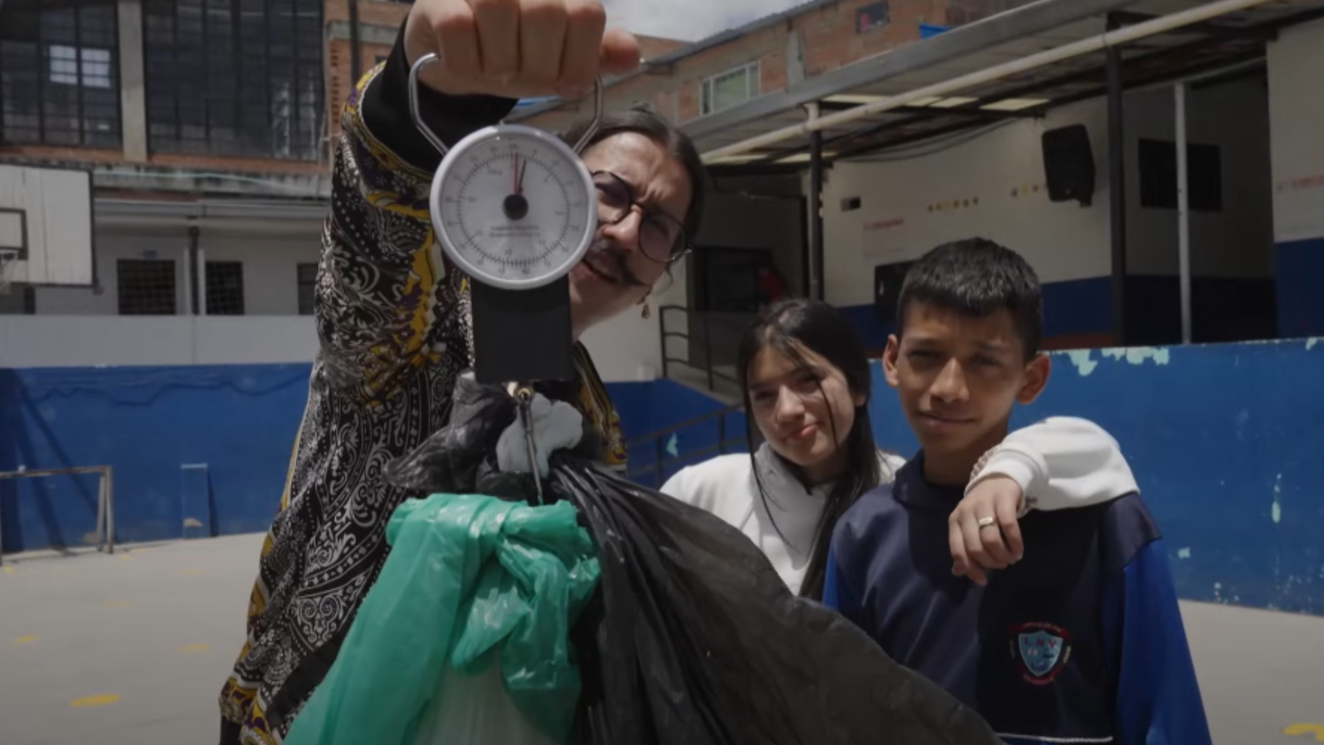 Un día sin basura: el reto al que se le midieron Chema y los estudiantes del Liceo Nueva Vida