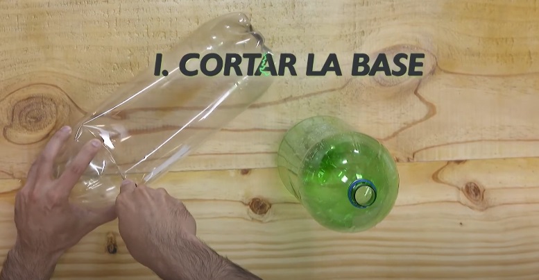 Escoba con material reciclable