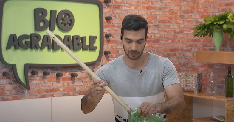 Escoba con material reciclable