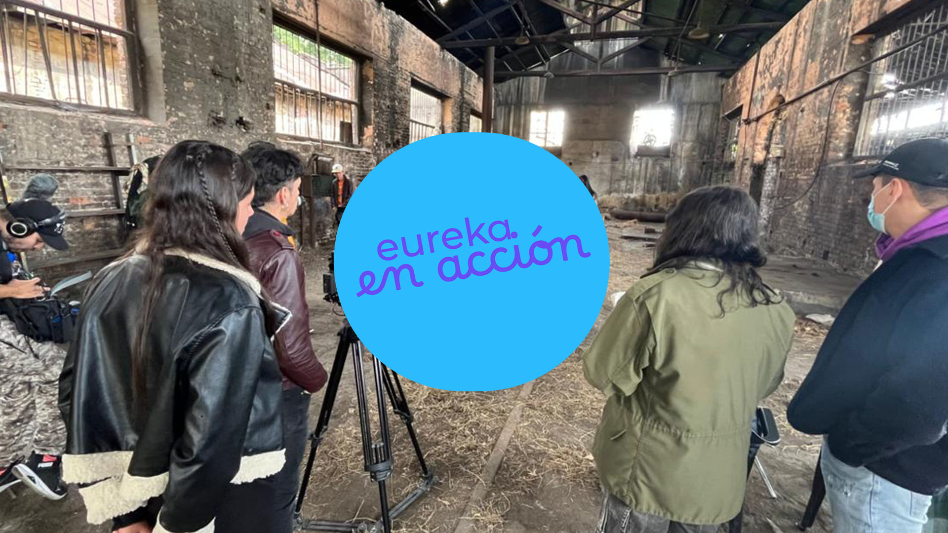 Imagen detrás de cámaras de eureka en acción con el logo de la serie.