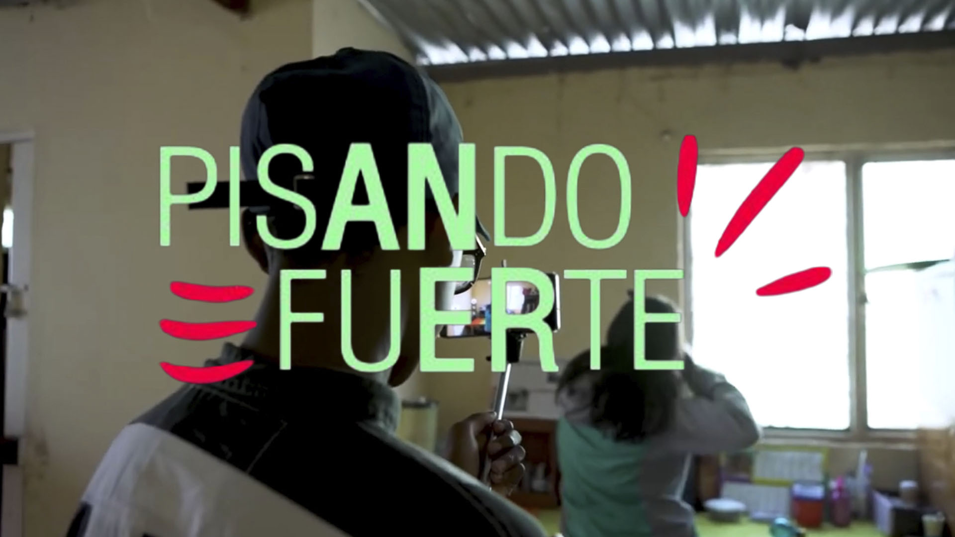 Personas afro de fondo y logo de Pisando Fuerte.