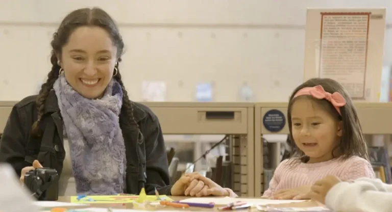 Isa y niña protagonista de Distrito Eureka