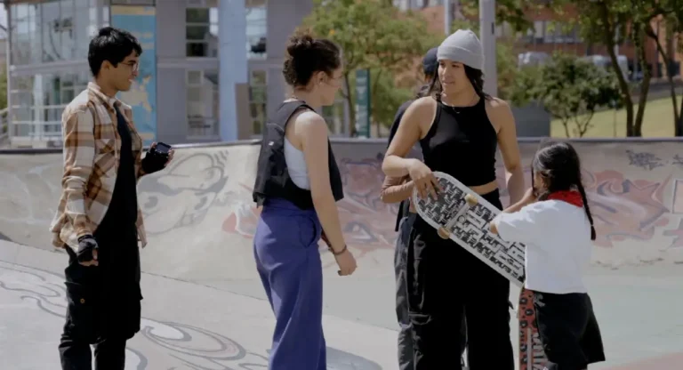 Isa de Distrito Eureka y niñas que practican skate