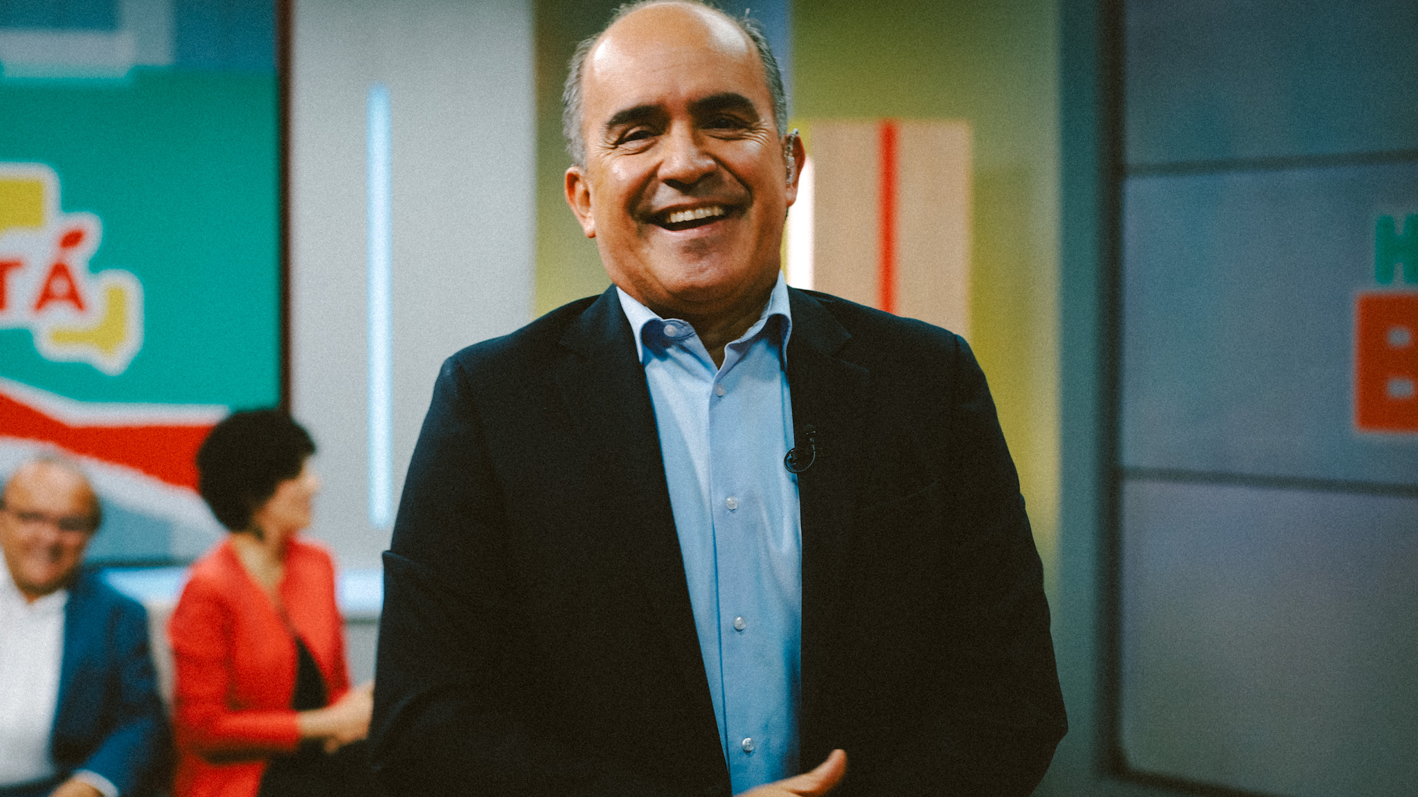 Wilson Quimbay riendo en el set de Hablemos Bogotá.