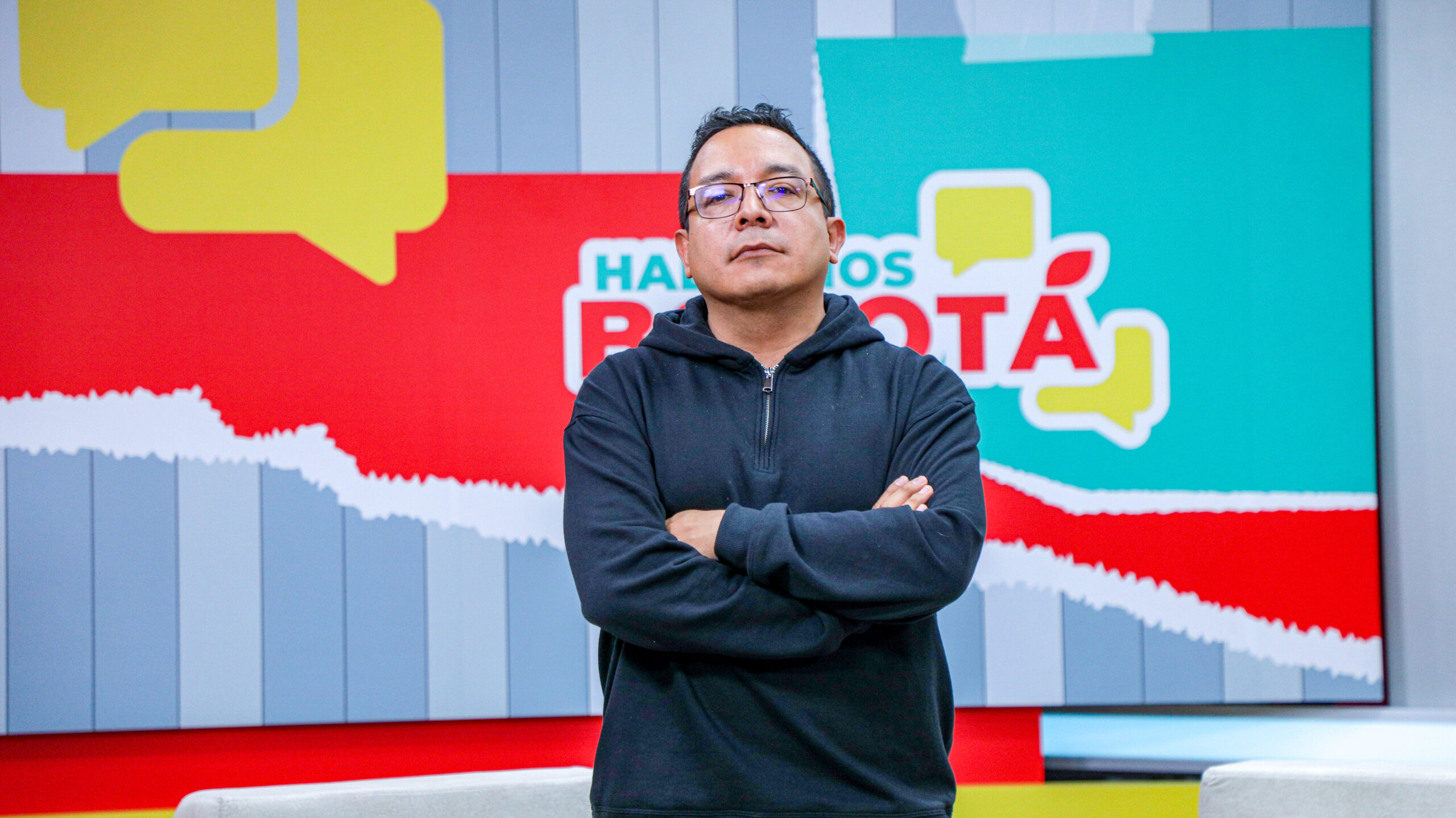 Mauricio Naranjo Velandia, periodista de Hablemos Bogotá, con saco negro y cruzado de brazos.