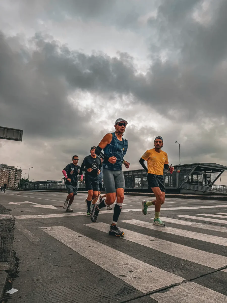 Hombres trotando en la ciclovía de Bogotá durante el programa Cicloviva