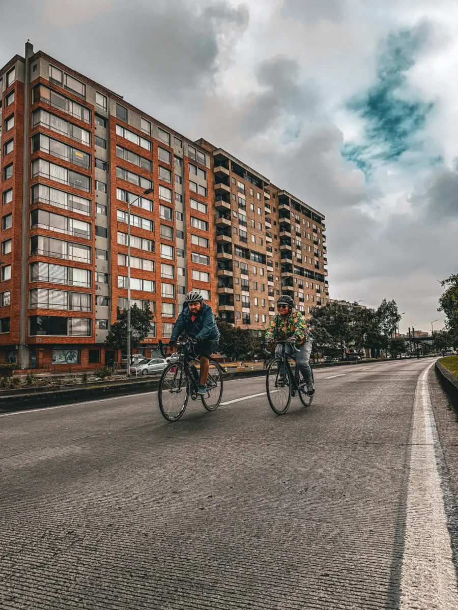Un hombre y una mujer en bicicletas en la ciclovía de Bogotá
