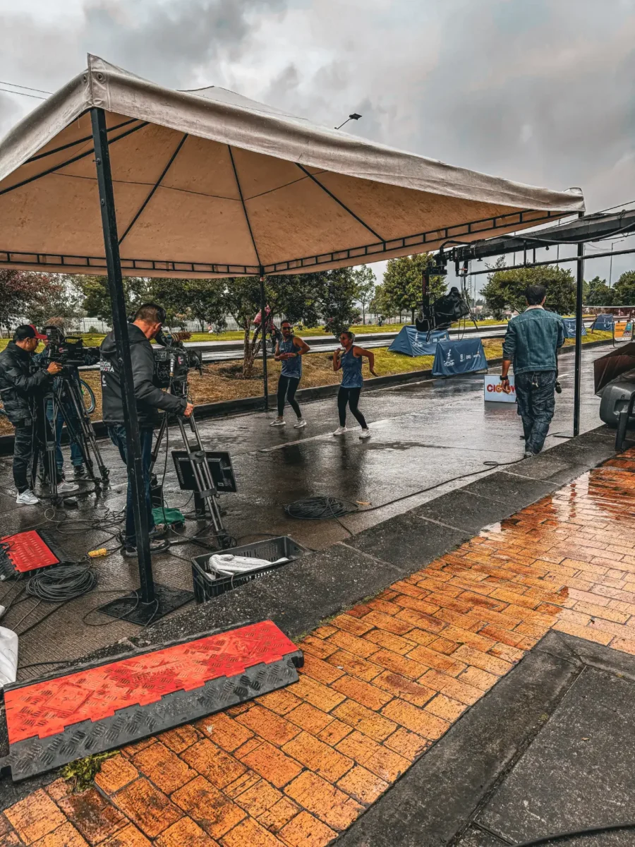 Grabación de un capítulo de Cicloviva, se pueden observar personas bailando durante una jornada de ciclovía en Bogotá
