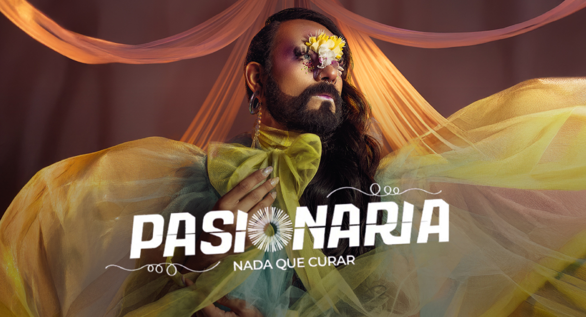 Poster de Pasionaria, imagen de Danne Aro Belmont, una sobreviviente de las terapias de conversión, que tiene un vestido color verde y en la imagen se lee el texto de Pasionaria