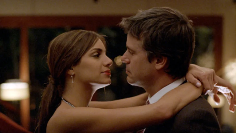 🎞️¿Qué harías si el país entero cree que eres un héroe pero en realidad escondes un secreto? Descubre «Esto huele mal»