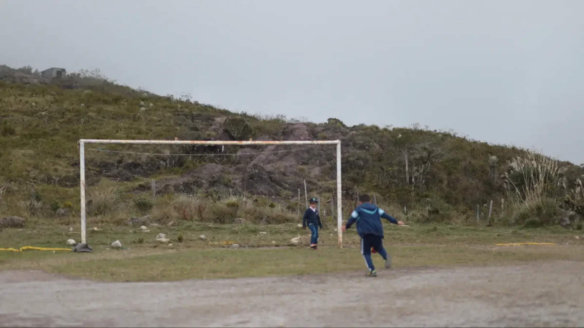 Dos niños juegan en una cancha de fútbol de la localidad de Sumapaz