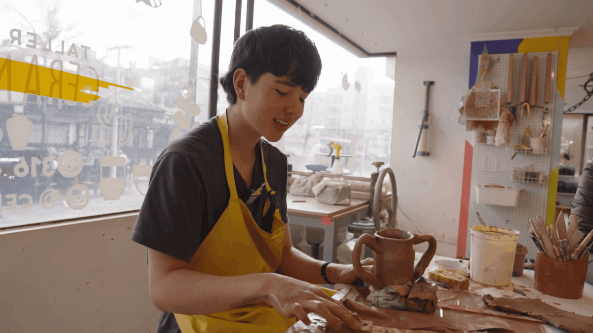 Eric hace cerámica