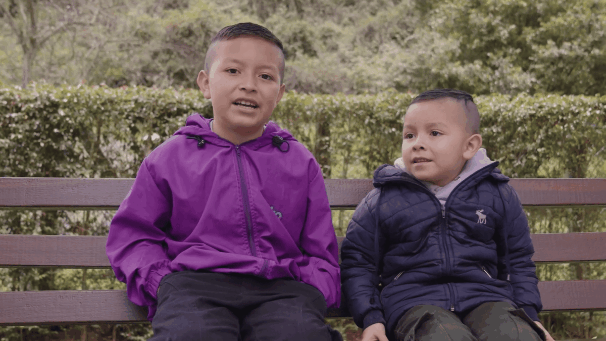 Dylan y su hermanito en Un día increíble