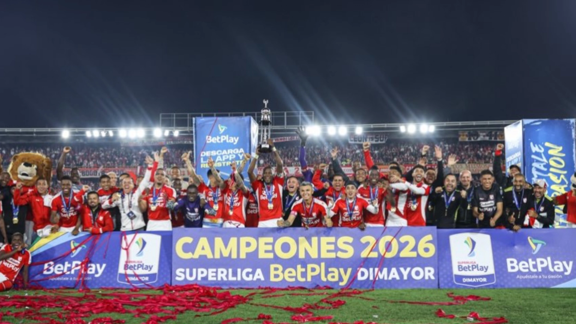 Santa Fe volvió a rugir en El Campín: una noche roja que quedó para la historia