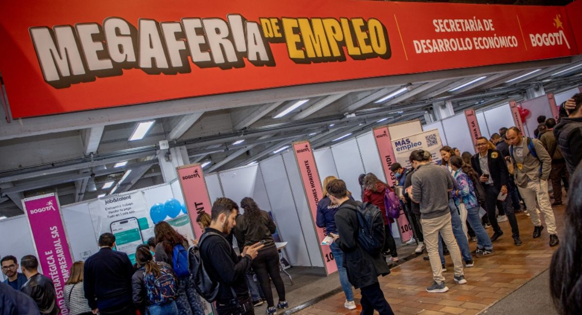 Personas en Corferias participando en la Megaferia de Empleo