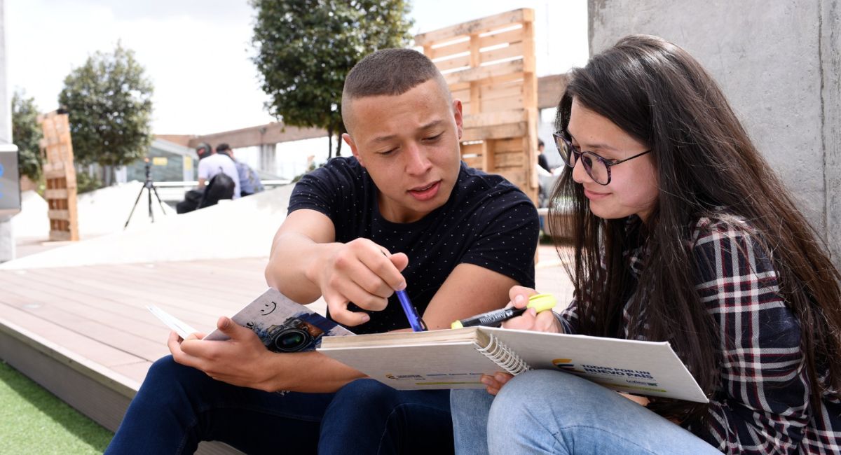 Jóvenes estudiando