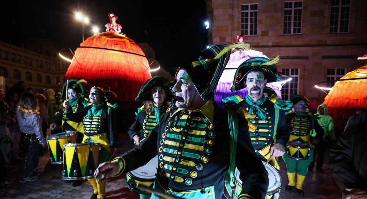 Actoresinterpretando una obra de teatro