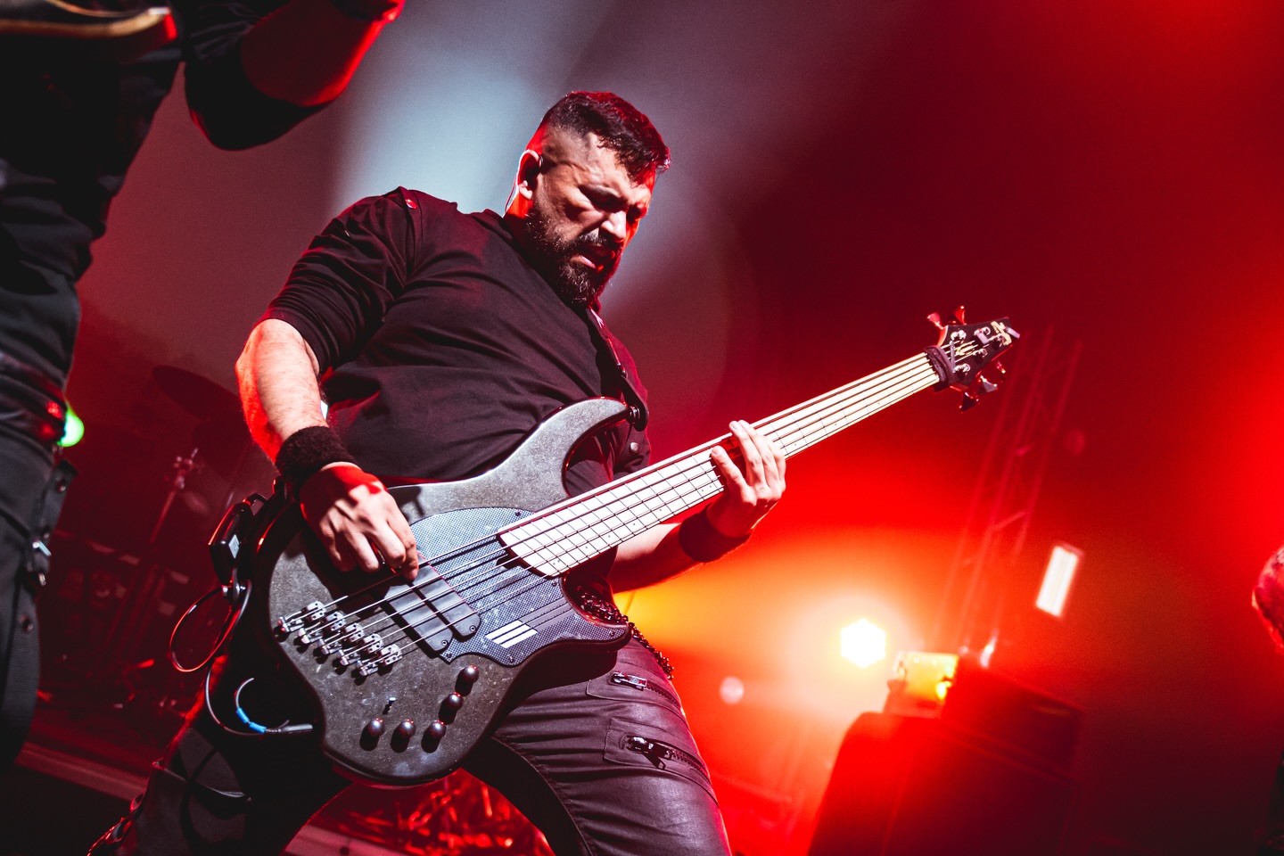 Músico en tarima con una guitarra eléctrica mientras interpreta una canción