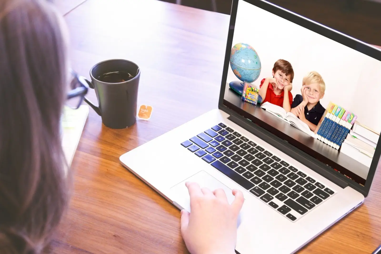 El riesgo del ‘deepfake’ y las IA para niñas, niños y adolescentes.