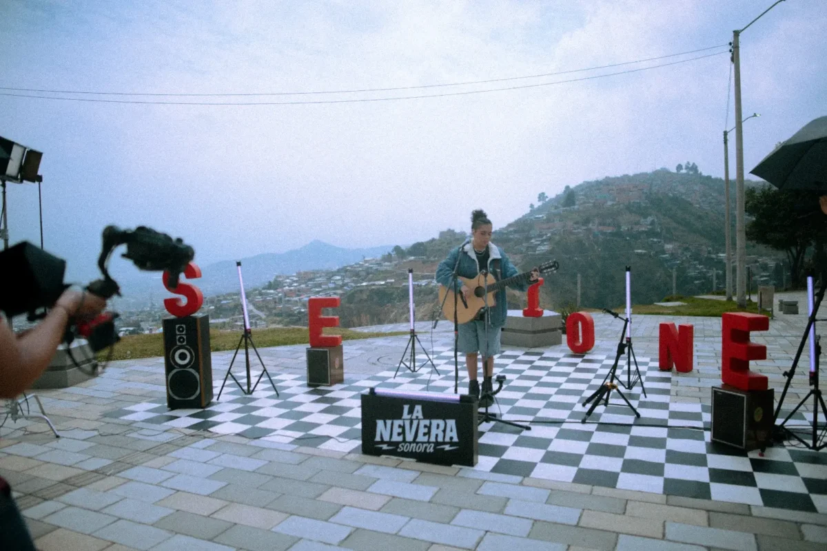 Laura Pérez tocando en La Nevera Sesiones desde El Paraíso, Ciudad Bolívar