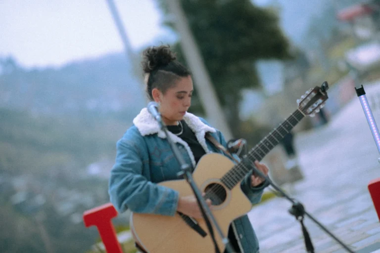 Laura Pérez: la cotidianidad de Bogotá convertida en un refugio para el corazón a través de su música