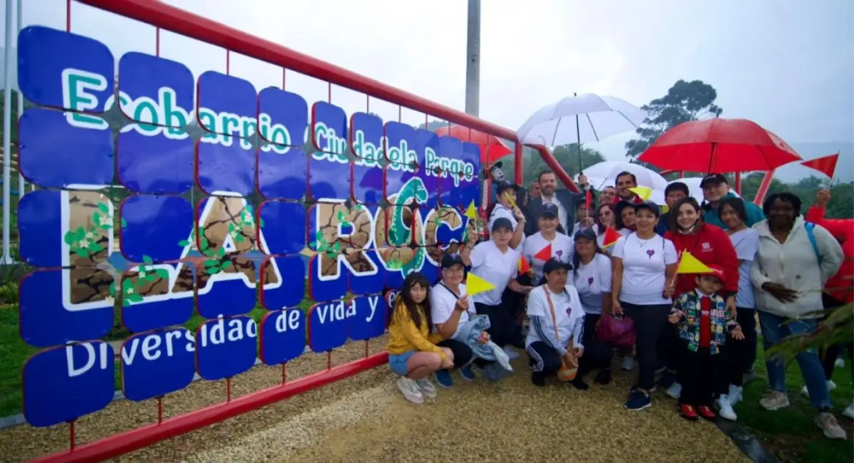 Habitantes del ecobarrio sontiendo.