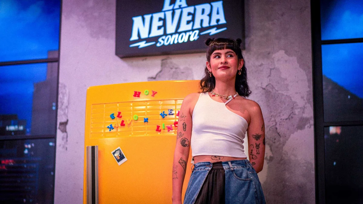 presentadora del programa la nevera sonora sonriendo 