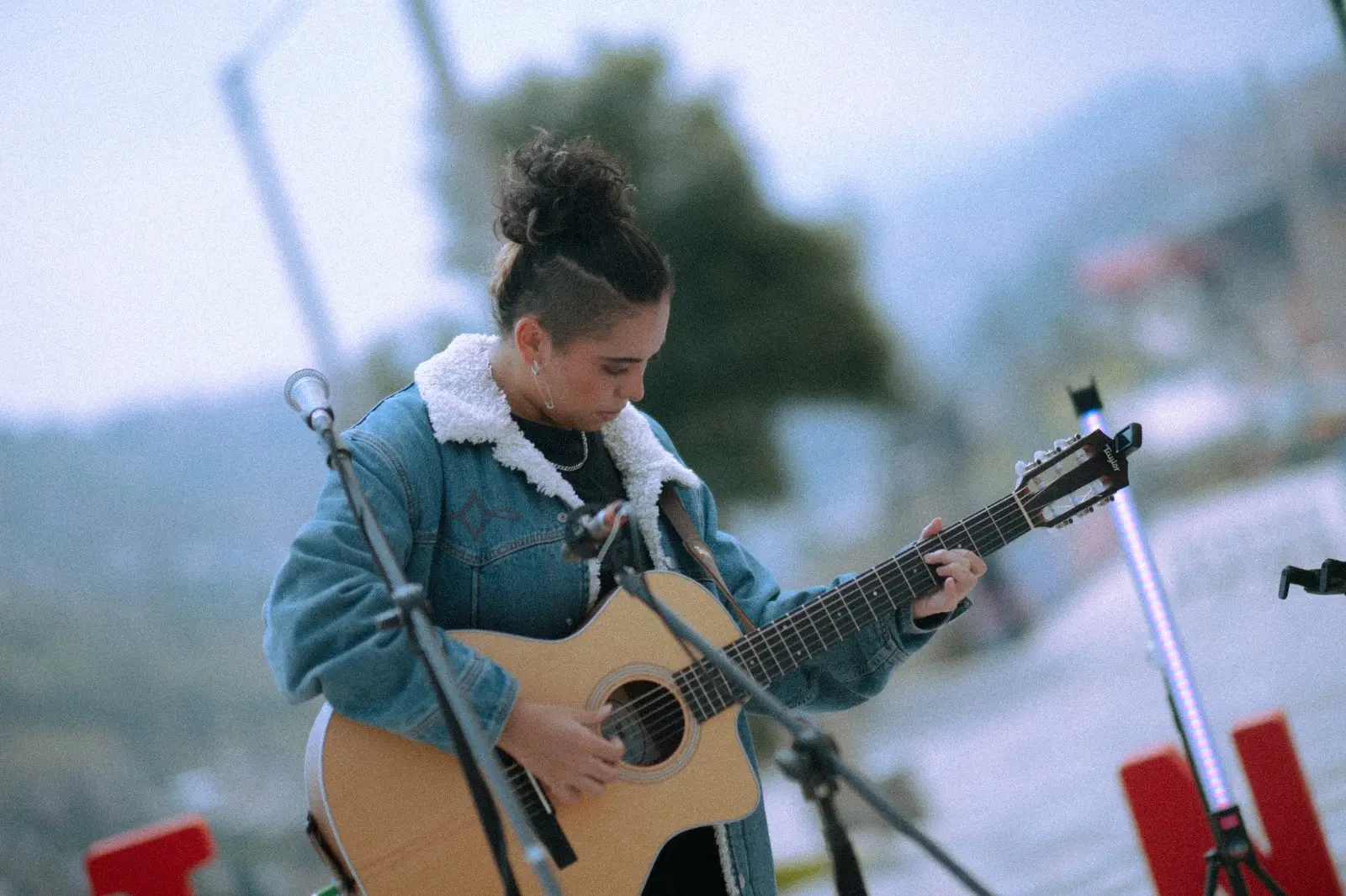 Laura Pérez tocando la guitarra en El Paraíso Ciduad Bolívar, en La Nevera Sesiones