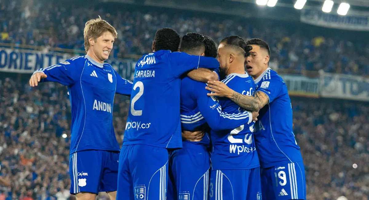 Jugadores de Millonarios celebran un gol en el estadio