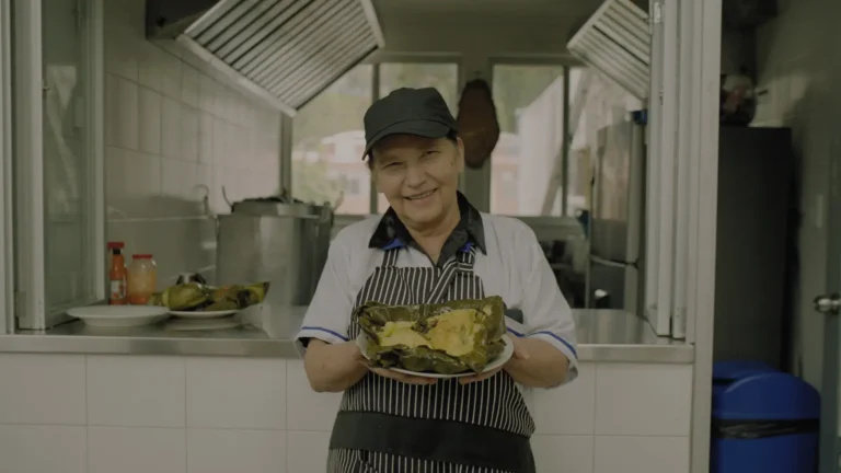 Tamales y maíz en la plaza del 20 de Julio en Pura Plaza