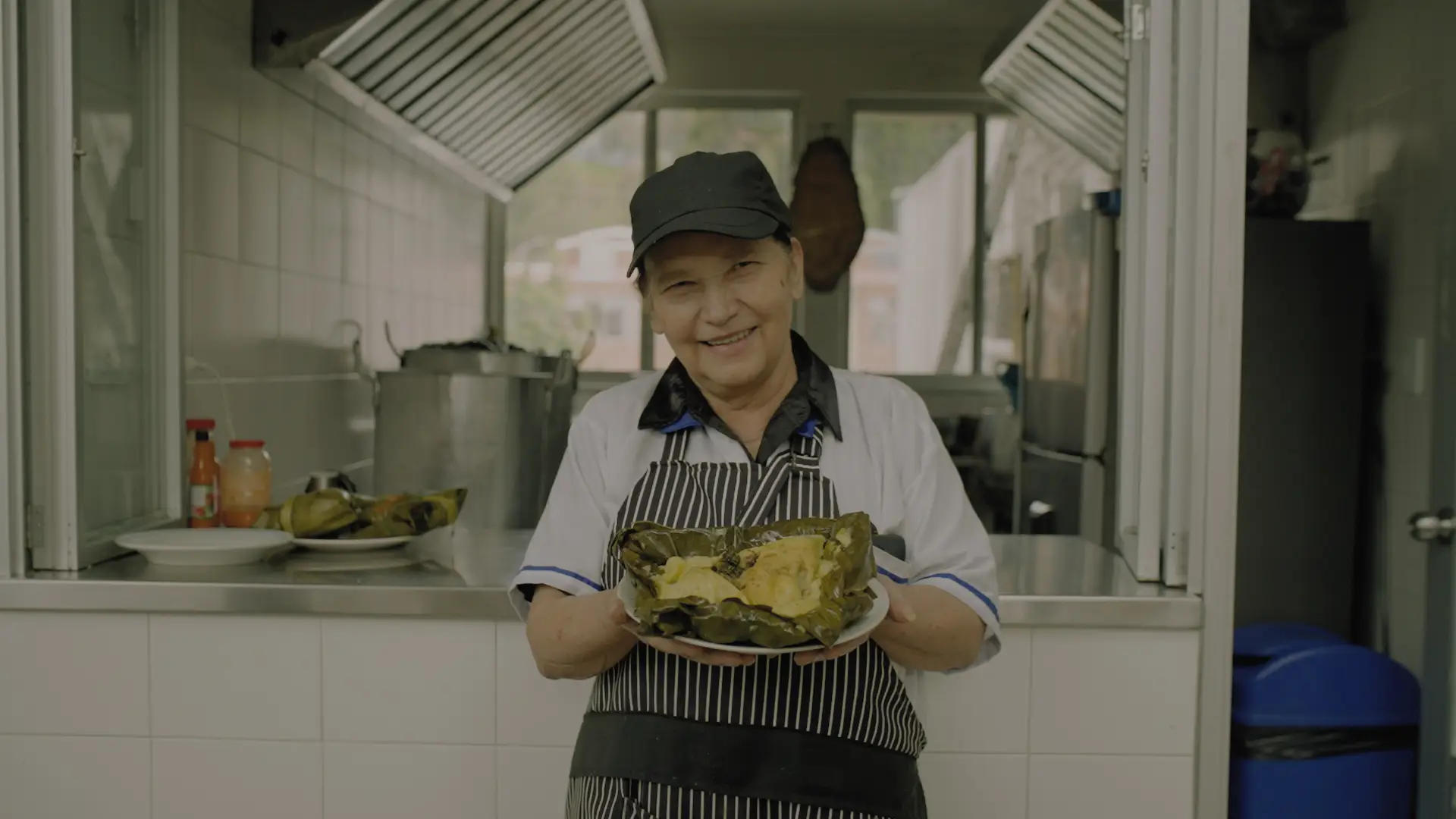 La tradición de los tamales que vive en la plaza del 20 de Julio.
