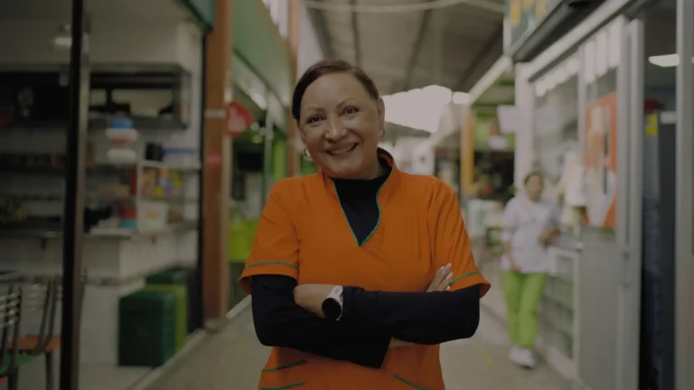 La plaza del Restrepo y el arte de preparar una gran ensalada de frutas en Pura Plaza