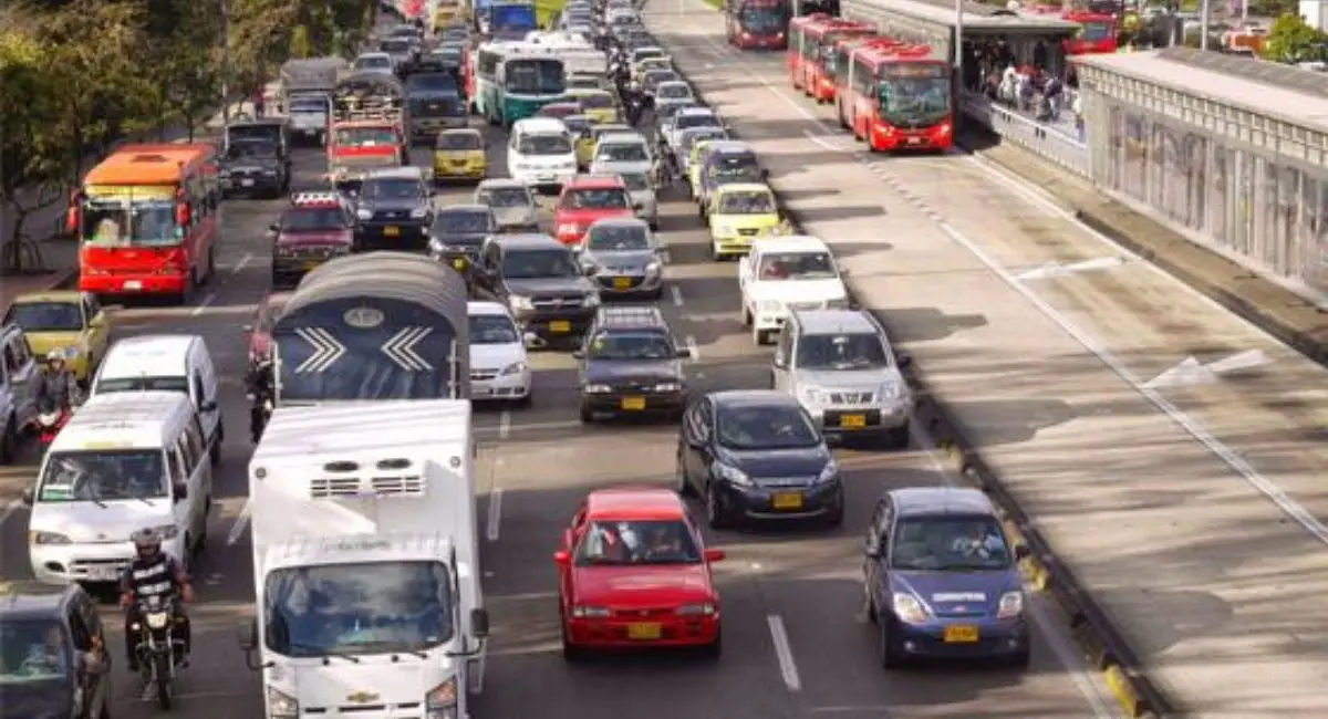 Vehículos conduciendo por la autopista norte.