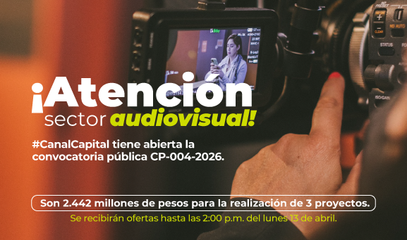 Cámara de video graba a una mujer mirando su celular durante producción audiovisual en estudio, en contexto de convocatoria del sector audiovisual de Canal Capital en Bogotá