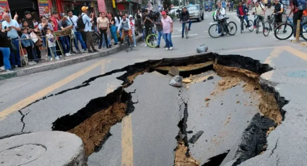 Entidades del Distrito atienden el socavón en el sector de La Gaitana, en Suba