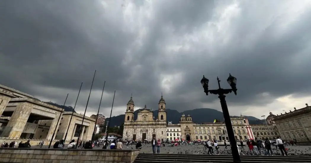 Lluvias en Bogotá, cielo nublado en el centro de la ciudad en la Plaza de Bolívar