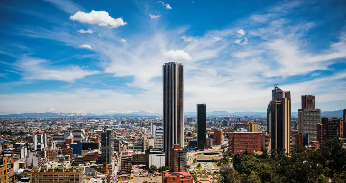 Bogotá con un cielo azul y edificios