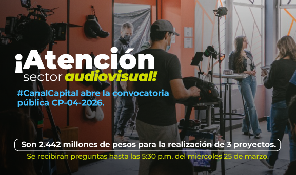 Equipo de producción audiovisual graba en estudio con cámaras y luces mientras dos mujeres conversan frente a set, en convocatoria del sector audiovisual de Canal Capital en Bogotá