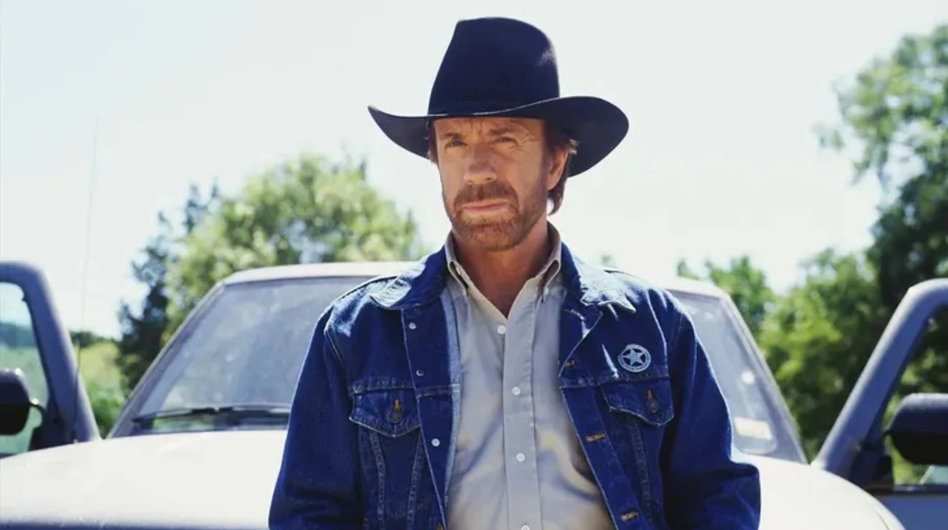 Muere Chuck Norris, estrella del cine de acción y figura influyente en las artes marciales.