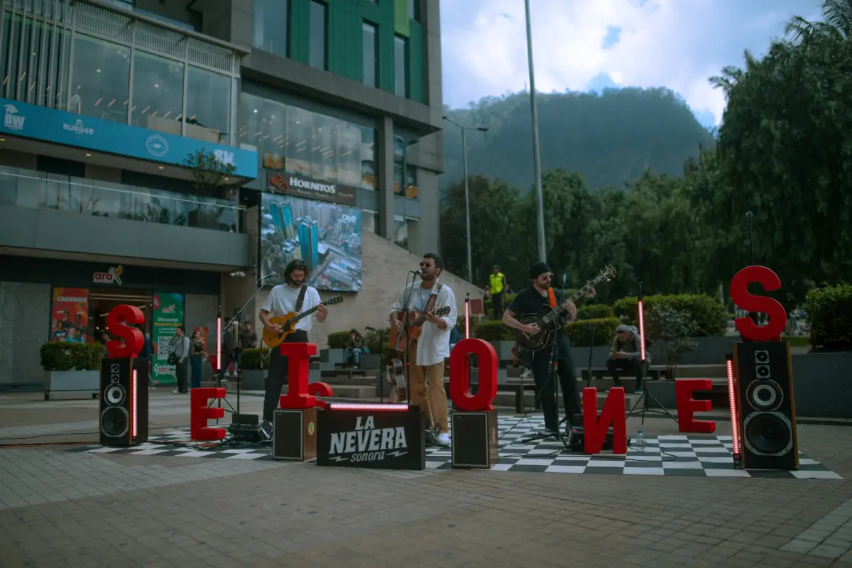 Oh'laville en La Nevera Sesiones tocando en City U