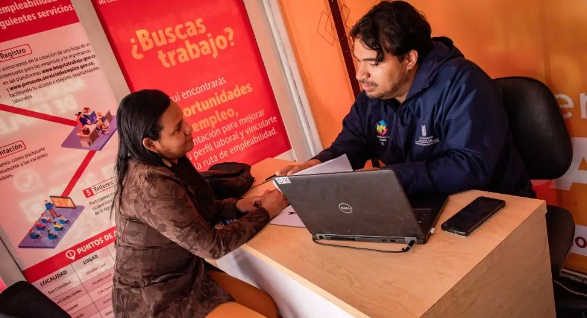 Persona recibiendo atención en la Móvil de Empleo